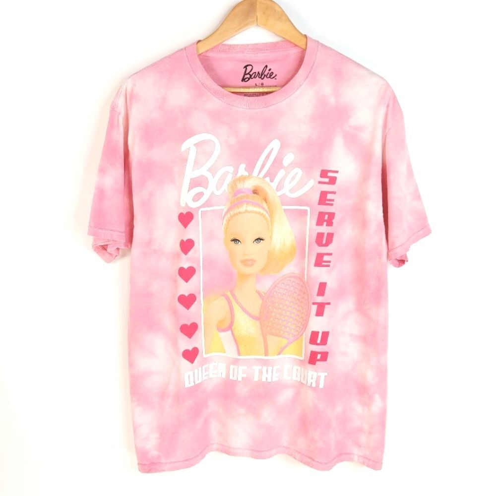 BARBIE Serve It Up Queen Of The Court Graphic Tee Pink Tie Dye Tenniscore Large